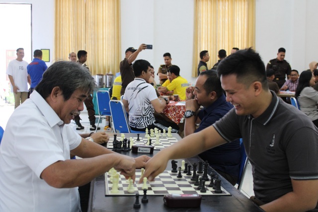 Kajati Kalteng Pathor Rahman (kiri) ikut juga bertanding catur. (Foto: Penkum Kejati Kalteng for JurnalBorneo.co.id)