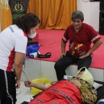 Kajati Kalteng Pathor Rahman (kaos merah) memantau kegiatan donor darah di aula Kejati Kalteng, Jumat (14/7/2023).