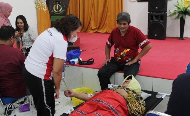 Kajati Kalteng Pathor Rahman (kaos merah) memantau kegiatan donor darah di aula Kejati Kalteng, Jumat (14/7/2023).