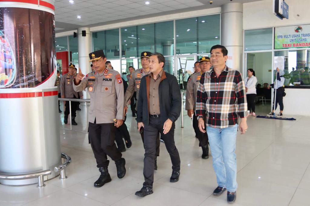 Irwasum Polri Komjen Pol Drs. H. Ahmad Dofiri, M.Si (tengah) dijemput Kapolda Kalteng (kiri) Irjen Pol Drs. Nanang Avianto di Bandara Tjilik Riwut, Senin (17/7/2023). Foto: Bidhumas Polda Kalteng