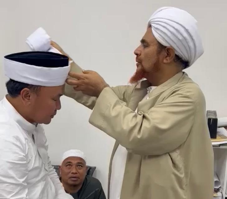 Gubernur Kalteng, H. Sugianto Sabran, saat diberikan surban oleh Habib Umar, saat menghadiri pengajian, usai melaksanakan Umroh, di Tarim, Hadramaut, beberapa waktu lalu. Foto : Ist