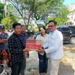 Jhondri FS (kanan) menyerahkan bantuan berupa sembako, obat-obatan dan vitamin didampingi Lovina Tampubolon (dua dari kanan) kepada Safruddin selaku Ketua RT 005 RW 008 Flamboyan Bawah mewakili warga RT 004 RW 008 yang terkena musibah kebakaran (kiri) di Palangka Raya, Kamis (3/8/2023). Foto: ist.