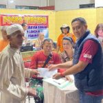 Koordinator Rumah Aspirasi Sigit Widodo (kanan) mewakili Agustiar memberikan bantuan kepada korban kebakaran Flamboyan Bawah, Selasa (9/8/2023) malam. Foto: ist