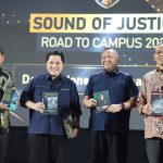 Kepala Pusat Penerangan dan Hukum Kejaksaan Agung Dr. Ketut Sumedana (dua dari kanan).