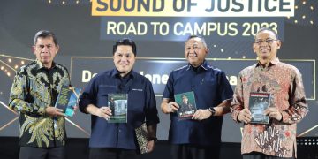 Kepala Pusat Penerangan dan Hukum Kejaksaan Agung Dr. Ketut Sumedana (dua dari kanan).