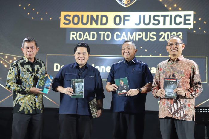 Kepala Pusat Penerangan dan Hukum Kejaksaan Agung Dr. Ketut Sumedana (dua dari kanan).