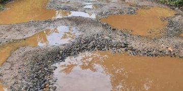 Jalan Pramuka Rusak Tahunan Bak Kubangan, Warga Pondok Karet Bartim Geram