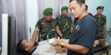 Kapuskesad Didampingi Danrem Tinjau Pemeriksaan Kesehatan Calon Anggota KPU Periode 2023-2028 Kab/Kota di Kalteng