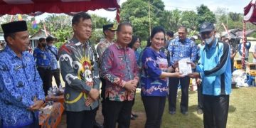 Bupati Kapuas Hadiri Penyerahan 14 Unit Mesin Pengolah Pakan Ikan