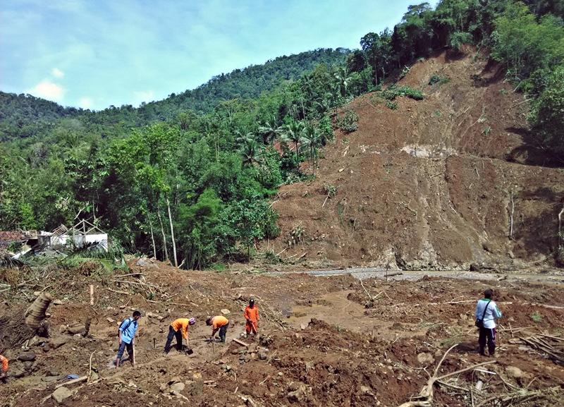 10 Penambang Rakyat Hilang Tertimbun Longsor - Jurnal Borneo