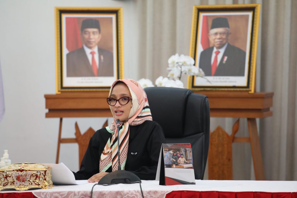 Ketua TP-PKK Prov. Kalteng Ivo Sugianto Sabran saat menyampaikan arahan sekaligus membuka secara resmi Webinar Pencegahan Perkawinan Usian Anak melalui Keluarga yang Berkarakter