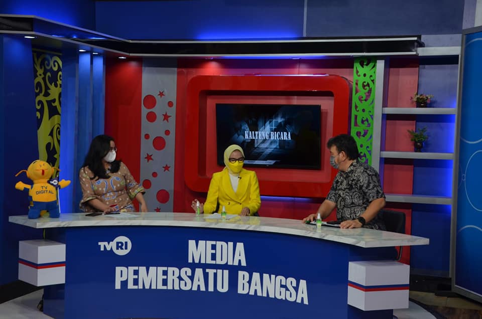 Ketua TP-PKK Provinsi Kalimantan Tengah Yulistra Ivo Sugianto Sabran menjadi narasumber dalam acara dialog bersama TVRI “Kalteng Bicara” dengan tema "Keluarga Keren Cegah Stunting", Selasa sore (29/06/2021). Foto : BA