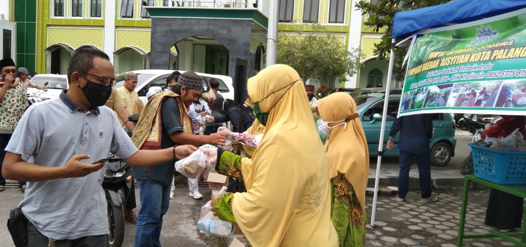 BERBAGI- Pengurus Daerah Aisyiyah (PDA) Kota 
Palangka Raya kembali membagikan ratusan nasi bungkus ke jamaah Salat 
Masjid Darul Arwan, kemarin