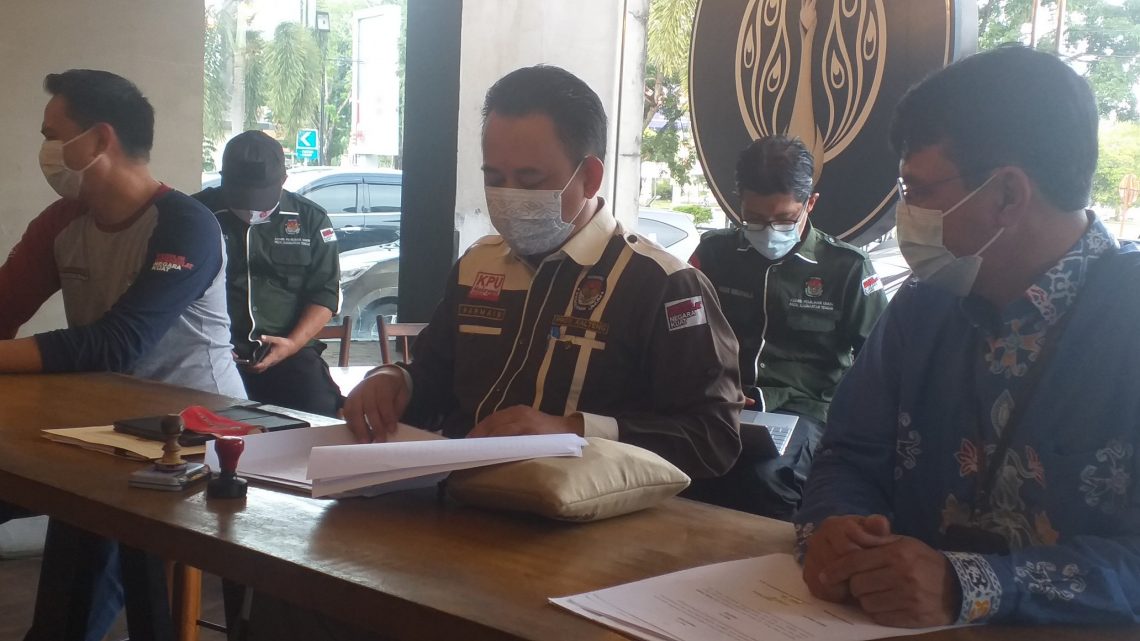 JUMPA PERS-Ketua KPU Kalteng saat menggelar jumpa pers dengan media, Selasa sore (8/12)