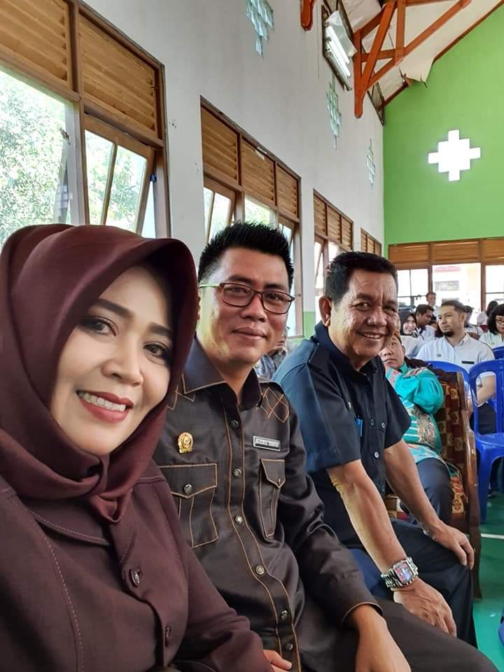 Ketua Komisi III DPRD Kabupaten Kapuas Rahmat Jainudin (tengah) bersama koleganya pada salah satu kegiatan beberapa waktu lalu di Kapuas. Foto : Lg