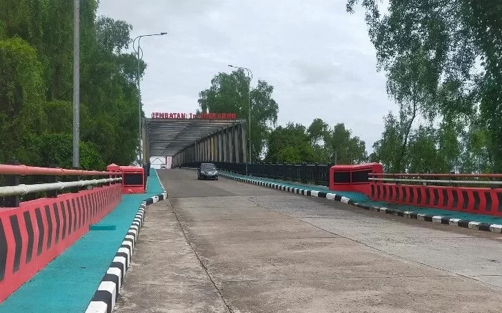 Jembatan Ir Soekarno di Kuala Pembuang