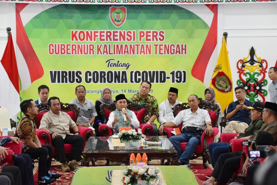 Gubernur Kalteng H Sugianto Sabran menggelar jumpa pers terkait penanganan penyebaran Covid-19 di Palangka Raya, Sabtu (14/3). Foto : Ist