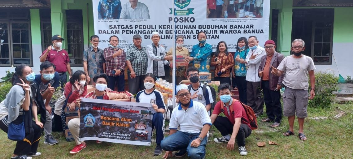 Bantuan-Pengurus KBB Kalteng saat menerima bantuan untuk korban banjir Kalsel.