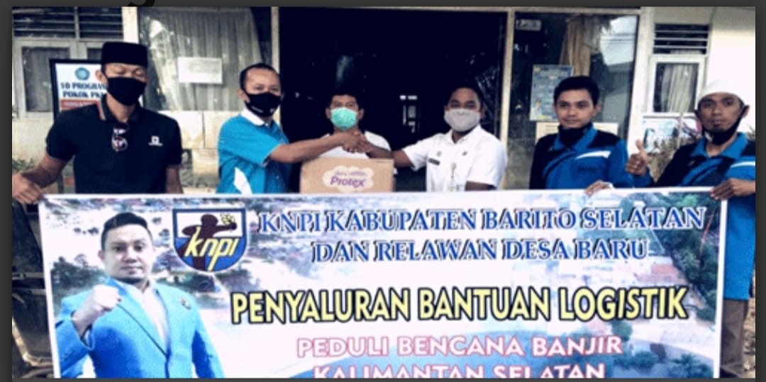 Dewan Pengurus Daerah Komite Nasional Pemuda Indonesia (KNPI) Kabupaten Barito Selatan saat berikan bantuan sosial bagi warga terdampak banjir di Provinsi Kalimantan Selatan. FOTO : ly.
