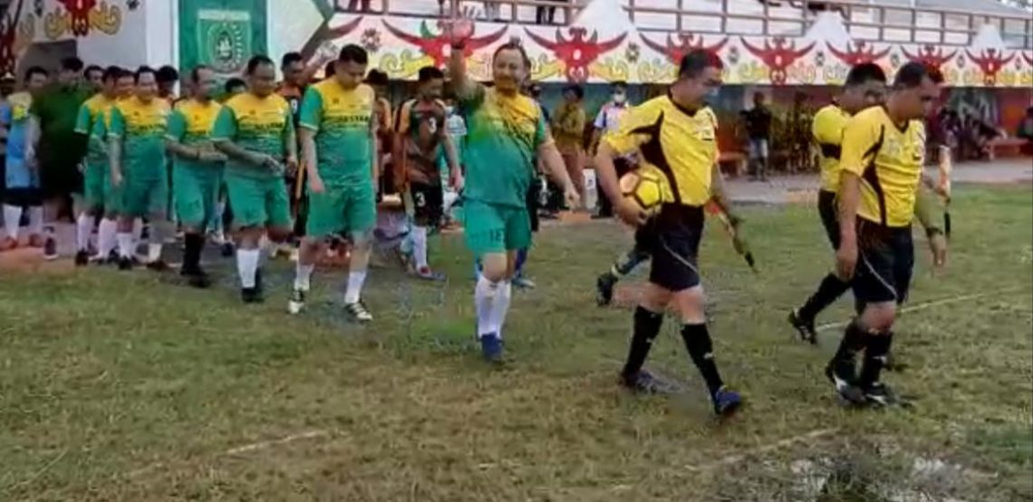 BEROLAHRAGA-Ketum KONI Kalteng Eddy Raya Samsuri yang juga Bupati Barsel, ikut bermain sepakbola dalam peningkatan olahraga di Kalteng, antara All Star PSBK Buntok dengan Persewa Wayun, di stadion Batuah, Buntok, Barsel, Selasa (5/1/2021), sore.