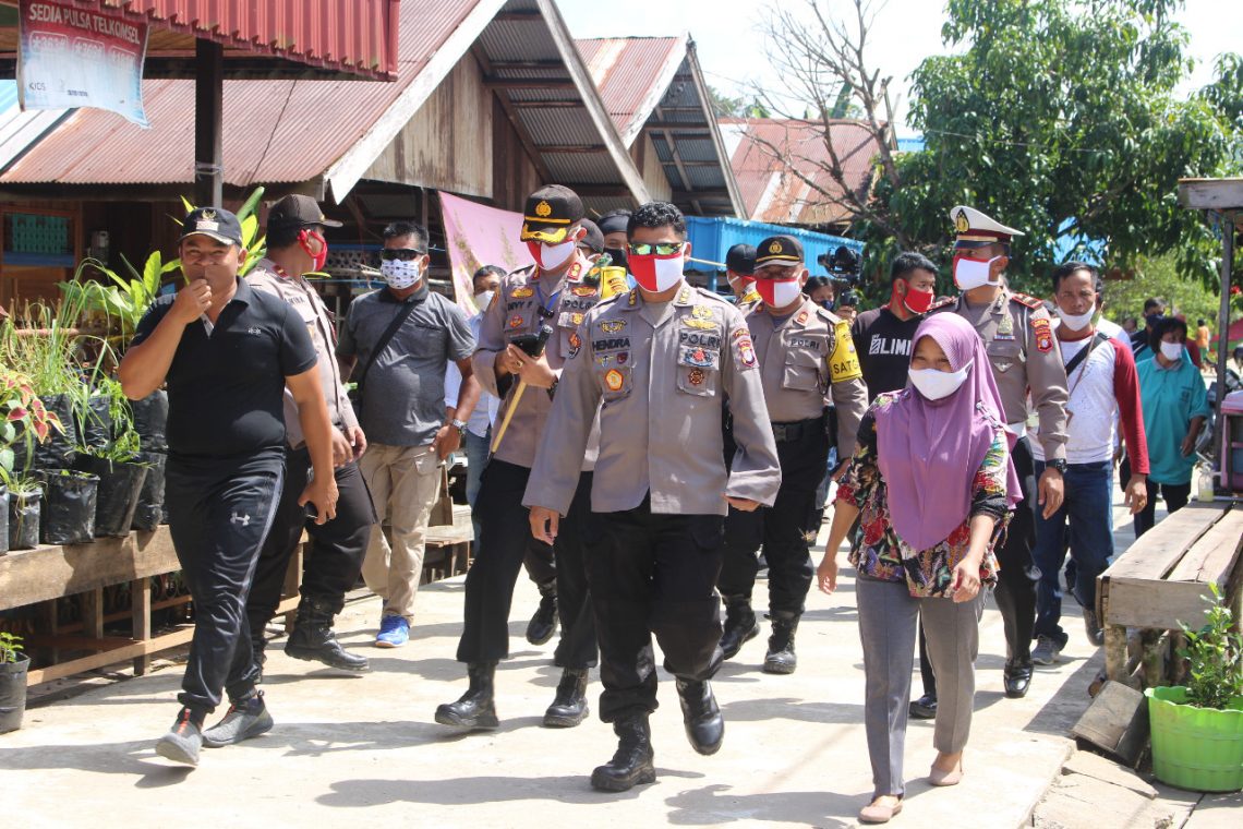 Kabid Humas Polda Kalteng Kombes Pol Hendra Rochmawan, S.I.K., M.Si., didampingi Kapolres Barsel AKBP Devy Firmansyah, S.I.K mengunjungi Desa Mabuan Kecamatan Dusun Selatan Buntok Barsel yang merupakan Desa Pantang Mundur, Jumat pagi (12/6/2020). Foto : Tbn