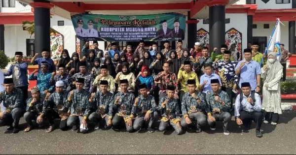 Wakil Bupati Murung Raya Rejikinoor bersama kafilah Murung Raya saat pelepasan di halaman kantor Bupati Murung Raya di Puruk Cahu, Kamis, (21/7/2022).