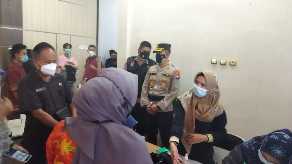 Kapolres Seruyan AKBP Bayu Wicaksono, S.H., S.I.K. M.Si. memonitor langsung giat vaksinasi yang dilaksanakan di Kantor ATR/BPN Kabupaten  Seruyan, Jumat (18/6/2021). Foto : Tbn