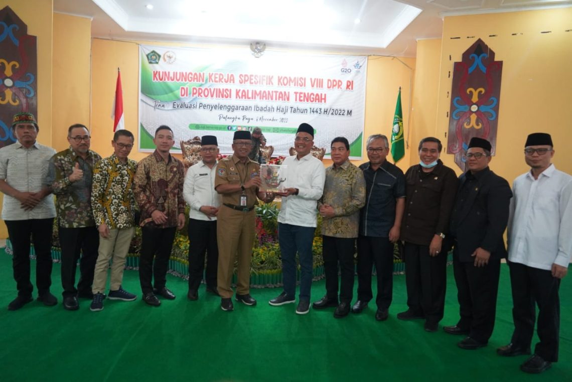 Asisten Bidang Pemkesra Katma F. Dirun menyerahkan plakat kepada Ketua Tim Komisi VIII DPR RI H. Marwan Dasopang