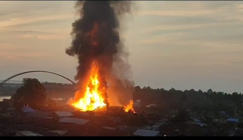 Kebakaran terjadi di Kawasan Flamboyan Bawah Palangka Raya, Selasa (1/8/2023) sore. Foto : Ist