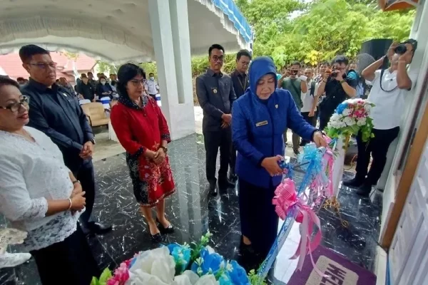 Ketua DPRD Barito Utara Hj Mery Rukaini didampingi Wakil Bupati Sugianto Panala Putra dan pejabat lainnya menggunting pita tanda diresmikannya gedung Lembaga Pengembangan Pesparawi (LPP) Barito Utara, Rabu (25/1/2023). Foto: red