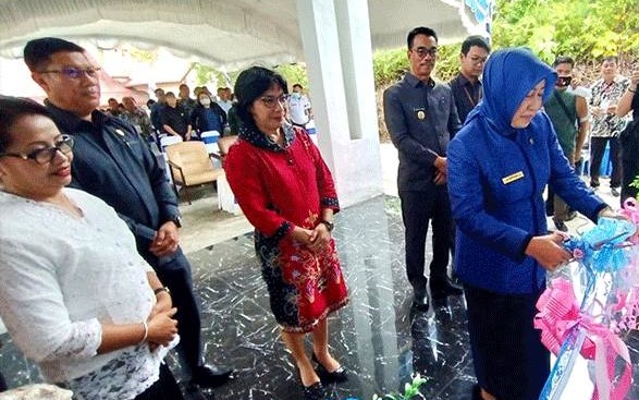 Ketua DPRD Kabupaten Barito Utara Hj. Mery Rukaini, MAP menggunting pita tanda diresmikannya gedung kantor Lembaga Pengembangan Pesparawi (LPP) Kabupaten Barito Utara di kompleks Gereja Imanuel. (foto/istimewa)
