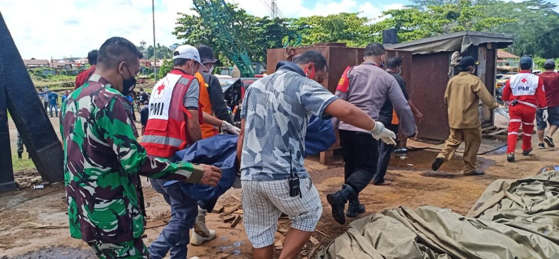 Petugas sedang mengevakuasi korban ledakan tongkang di Pangkalan Bun, Kobar, Senin (5/7/2021). Foto : Ist