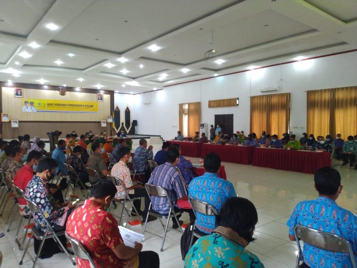 Bupati Lamandau H. Hendra Lesmana pimpin Rapat Koordinasi (Rakor) Evaluasi Pelaksanaan Program Pembangunan tahun 2020, bersama seluruh Kepala OPD, di Aula Kantor Bappeda Kabupaten Lamandau Kalimantan Tengah, Kamis (14/1/2021).