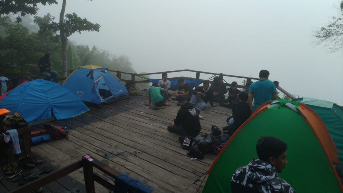 Suasana wisata kemping di Bukit Kilat Desa Riam Tinggi Kabupaten Lamandau. FOTO : by.