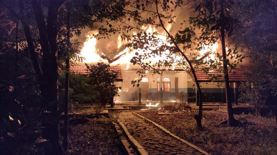 Laboratorium Jurusan Kehutanan Fakultas Pertanian Universitas Palangka Raya (UPR) terbakar Minggu (15/3/2020) malam. Foto : Ist