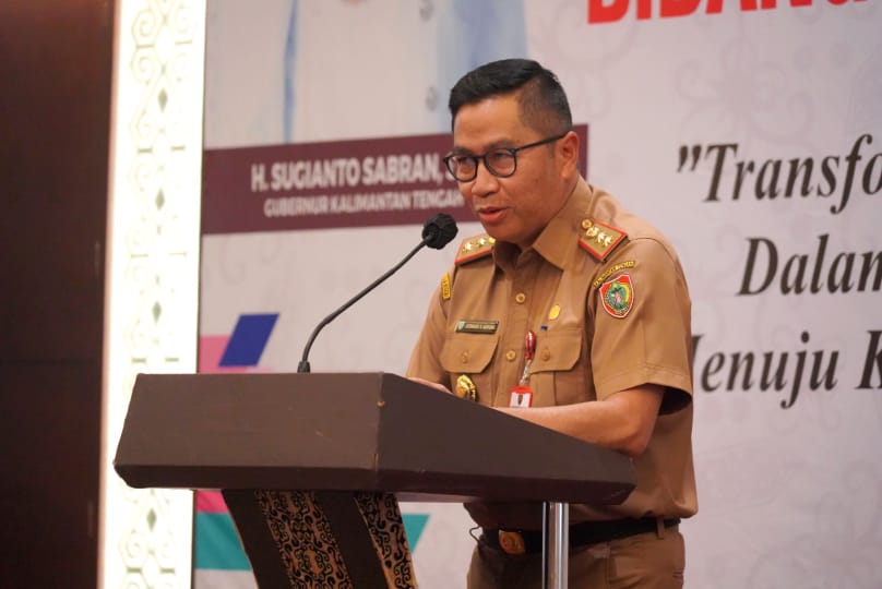 Asisten Bidang Ekonomi dan Pembangunan Setda Prov. Kalteng Leonard S. Ampung saat menyampaikan sambutan