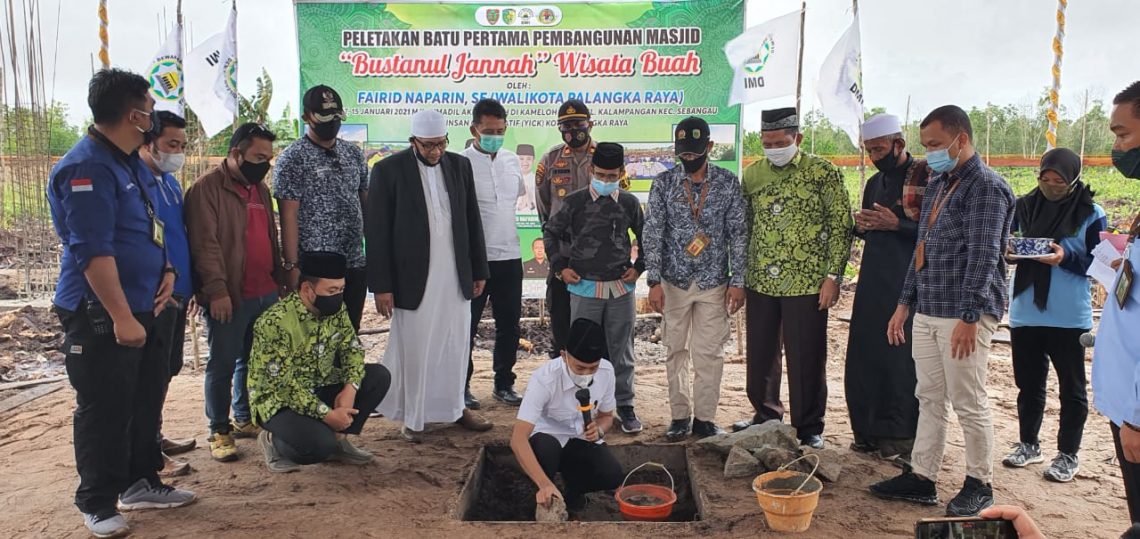 BATU PERTAMA-Walikota Palangka Raya Fairid Nafarin saat peletakan batu pertama Masjid