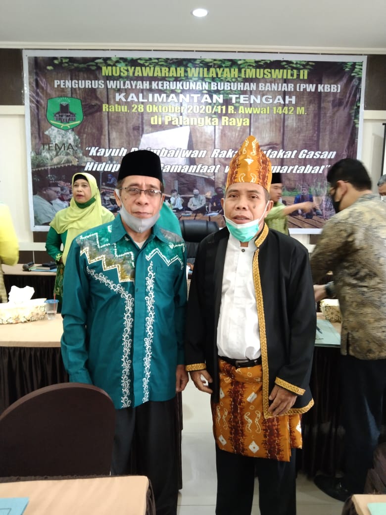 BERSAMA-Ketua KBB Kalteng Terpilih Chairuddin Halim dan ketua SMSI Kalteng H Sutransyah foto bersama pada acara MUSWIL KBB II di Asrama Haji, Palangka Raya.