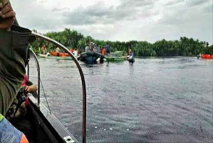 Petugas gabungan sedang mencari korban yang tenggelam. Foto : IST
