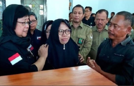 Menteri LHK Siti Nurbaya menyerahkan jenasah korban kecelakaan kepada keluarganya, Selasa (10/3). Foto : Fer