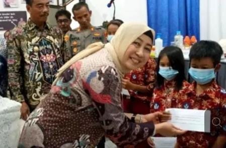 Ketua DPRD Barito Utara, Ir.Hj Mery Rukaini,MAP saat serahkan bantuan program pendidikan yang di gagas Camat Lahei Barat. (foto/S. Purwanto)