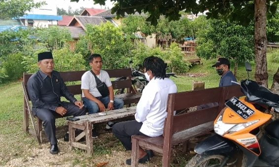 Wakil Ketua II DPRD Murung Raya, Rahmanto Muhidin saat bersama elemen masyarakat usai menghadiri Musrenbang di daerah setempat, Jumat 5/2/2021). Foto : Kpl