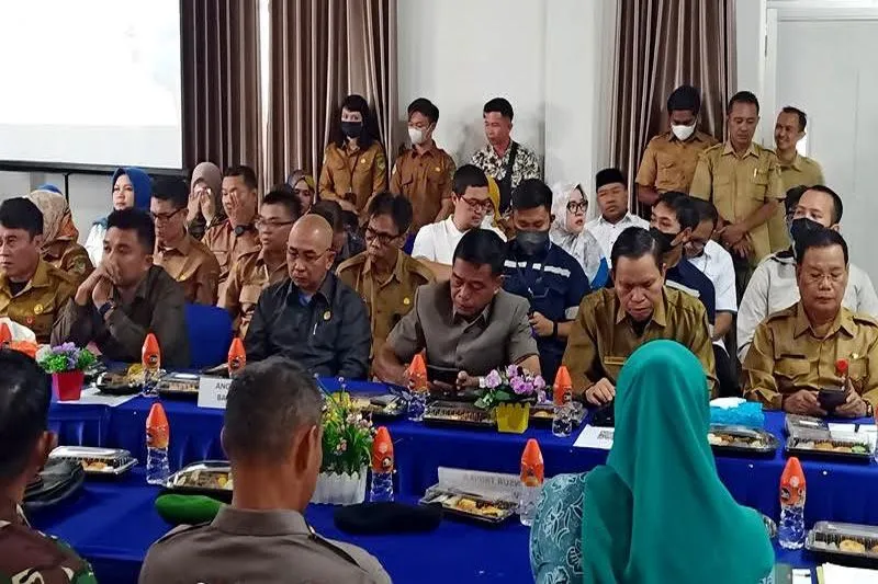 Anggota DPRD Barito Utara Tajeri, Mustafa Joyo Muchtar, Asran dan Abri saat menghadiri Musrenbang RKPD 2024 di aula Kecamatan Teweh Tengah, Muara Teweh, Senin (13/2/2023).