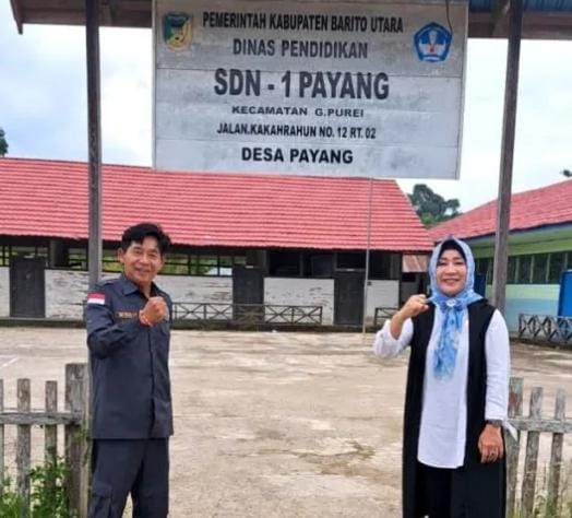 Anggota DPRD Barut Hj. Nety Herawati, SE bersama anggota DPRD Edy Frans Azi melaksanakan kunjungan kerja ke di SDN 1 Payang Desa Payang, Kecamatan Gunung Purei. (Foto: S. Purwanto)
