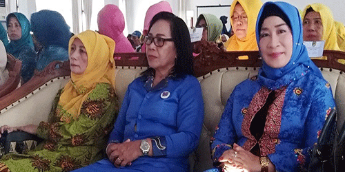 Nety Herawati didampingi Ketua GOW Barito Utara Ny Nila Sugianto Panala Putra saat menghadiri Musda VII Muhammadiyah dan Aisiyah, Senin (29/5/2023).