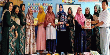 Nety Herawati Serahkan Bantuan Buku Iqro dan Kunci Ibadah