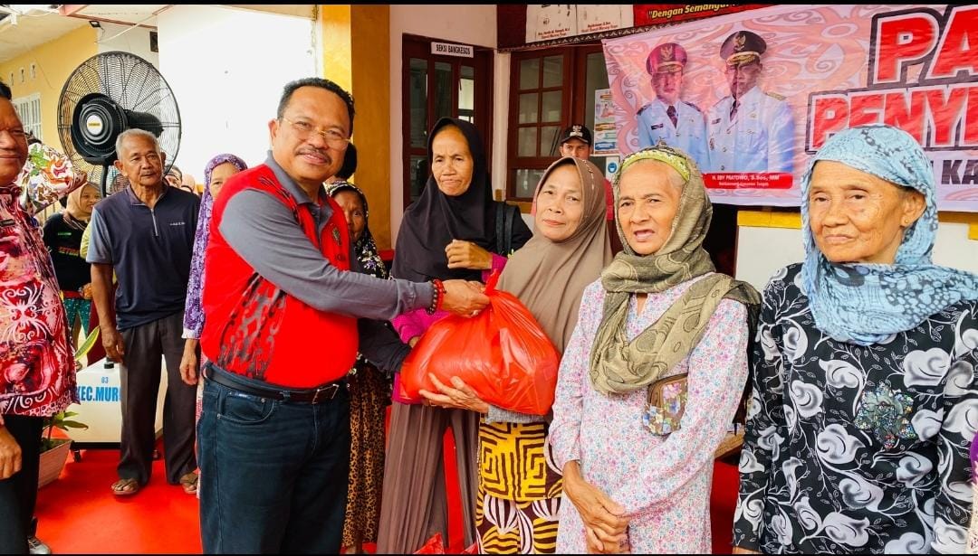 Sekda Prov. Kalteng menyerahkan paket bahan pokok secara simbolis