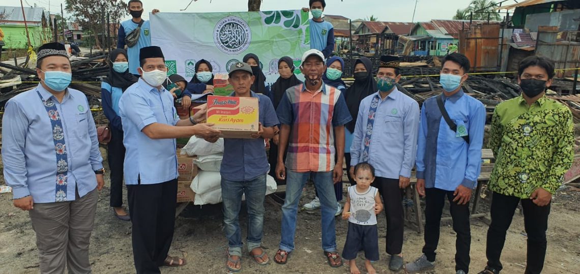 Ketua Umum DPW BKPRMI Kalteng H Rus’ansyah disampingi sejumlah pengurus DMI dan KUI Kota Palangka Raya beserta Brigade Masjid menyerahkan bantuan korban kebakaran