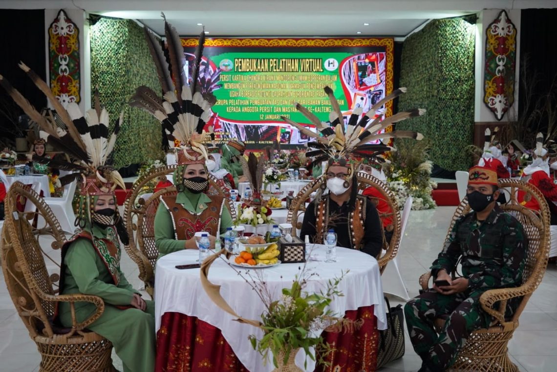 PELATIHAN-Ketua Persit KCK PD XII/Tpr, Ny. Ely Nur Rahmad saat acara pelatihan, kemarin.