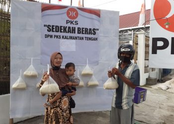Wow! Begini Cara Unik PKS Kalteng Bantu Warga dengan Sedekah Beras